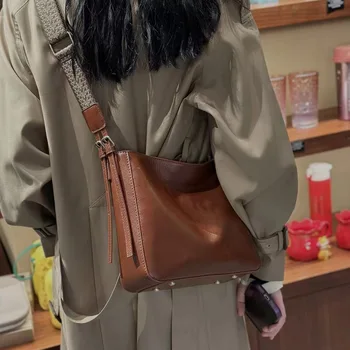 Сумка женская новая кожаная сумка на весну и лето 2023 года, сумка-мешок, высококлассная, вместительная сумка для поездок на работу подмышками, наплечная